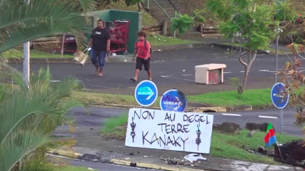 Émeutes en Nouvelle-Calédonie : un mort dans un échange de tirs sur un barrage
Malgré l’arrivée de 1 000 policiers et gendarmes sur l’archipel, une personne est morte et deux ont été blessées lors d’un échange de tirs, en Nouvelle-Calédonie, samedi 18 mai.