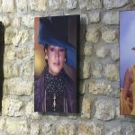 Exposition : dans la Drôme, les iconiques défilés de mode des années 90 photographiés par Thierry Orban
Grand reporter de guerre, Thierry Orban a aussi immortalisé la mode des années 90 avec ses mannequins stars comme Claudia Schiffer. Les clichés exposés seront vendus au profit de France Alzheimer Drôme.