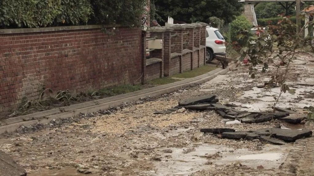 Intempéries dans la Somme : les habitants face aux dégâts des coulées de boue
L'heure du nettoyage a sonné dans la Somme, jeudi 23 mai, après d'importantes coulées de boue, qui ont causé de nombreux dégâts dans plusieurs communes.