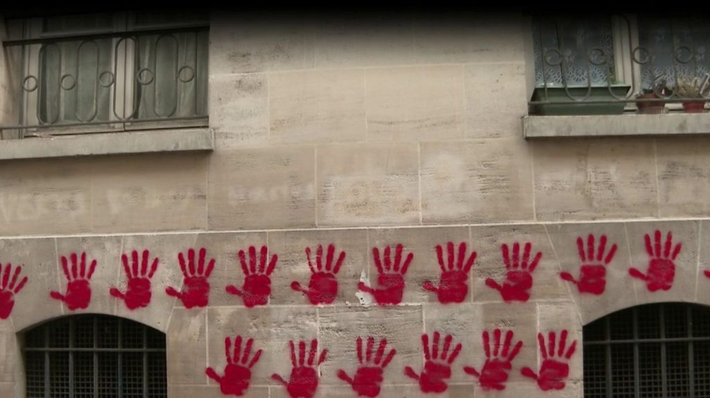Dégradation du mémorial de la Shoah : la piste d’une tentative d’ingérence russe
L’enquête sur la dégradation du mémorial de la Shoah à Paris progresse. Il s’agirait d’une tentative de déstabilisation menée par Moscou.