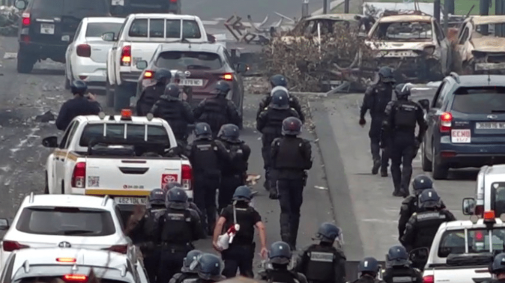 Émeutes en Nouvelle-Calédonie : le difficile démantèlement des barrages par les forces de l’ordre
En Nouvelle-Calédonie, les tensions sont toujours vives, malgré les renforts de policiers et de gendarmes. La levée des barrages sur les principaux axes routiers reste très délicate.