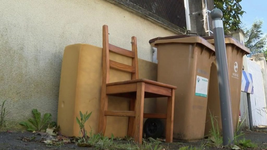 Gironde : les auteurs de dépôts sauvages affichés sur les réseaux sociaux de la ville de Libourne
À Libourne, en Gironde, le maire a décidé de publier sur les réseaux sociaux de sa commune les images des auteurs de dépôts sauvages issues des caméras de surveillance.