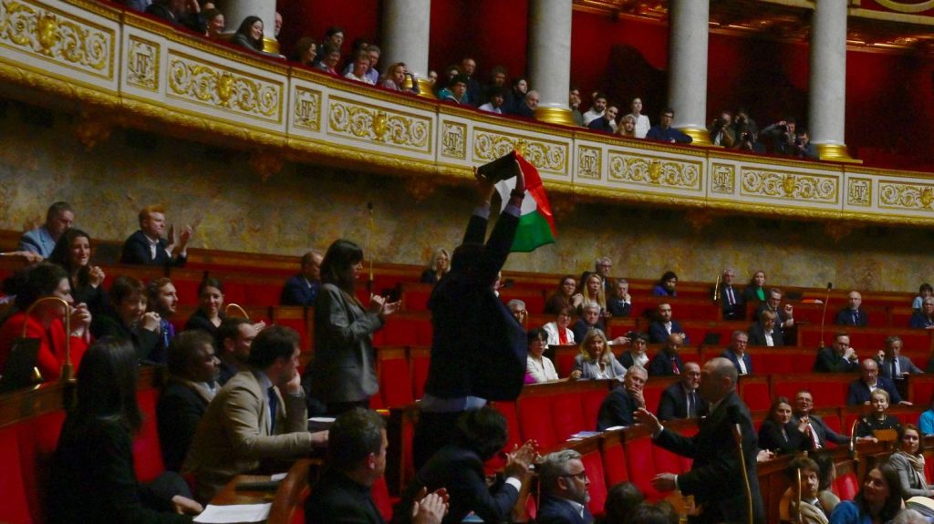 Drapeau palestinien à l'Assemblée : "Partout, les gens me remercient et me disent que j’ai écrit l’histoire", se félicite le député LFI Sébastien Delogu
Selon le député LFI des Bouches-du-Rhône, son geste doit permettre un "soulèvement des consciences" en France sur la situation à Gaza.