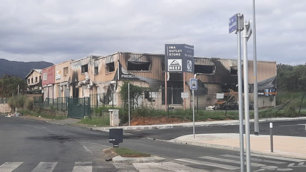 Reportage
"Le fruit de 50 ans de travail est parti en fumée" : en Nouvelle-Calédonie, les patrons dénoncent les destructions par les émeutiers
Près de 300 commerces ont été détruits, selon le syndicat des commerçants de Nouvelle-Calédonie. Les responsables craignent des conséquences durables sur l'économie de l'archipel et dénoncent des actions contre-productives.