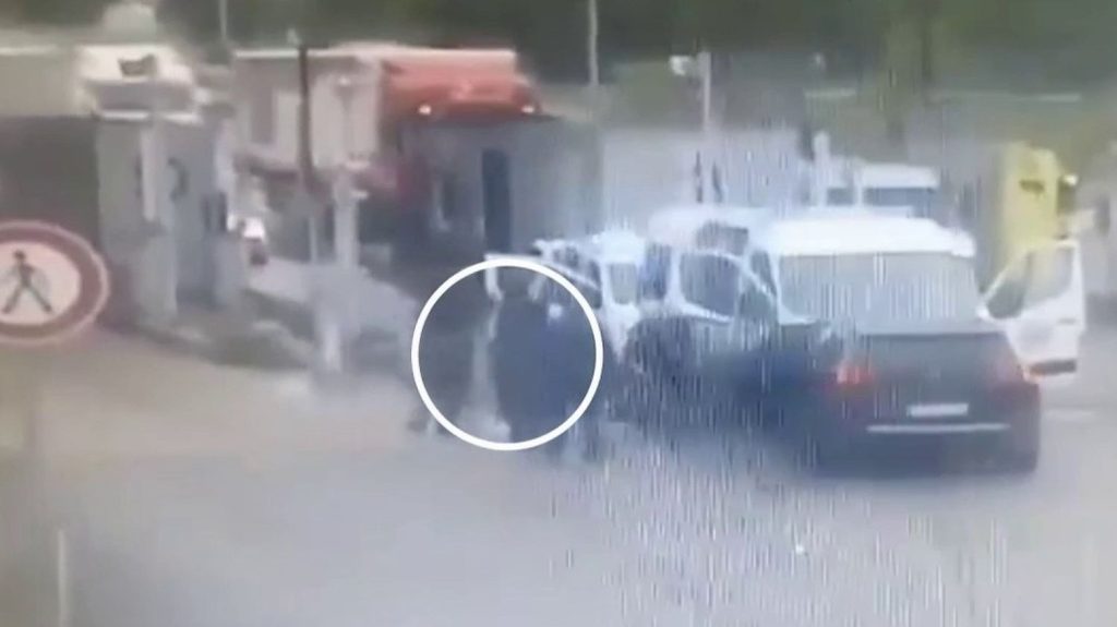 Attaque mortelle d'un fourgon dans l'Eure : deux agents pénitentiaires tués, un détenu en cavale
Deux agents pénitentiaires ont été tués dans l’attaque d’un fourgon, mardi 14 mai, à hauteur du péage d’Incarville, dans l'Eure. Un détenu est actuellement en cavale et les auteurs des tirs sont activement recherchés.