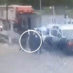 Attaque mortelle d'un fourgon dans l'Eure : deux agents pénitentiaires tués, un détenu en cavale
Deux agents pénitentiaires ont été tués dans l’attaque d’un fourgon, mardi 14 mai, à hauteur du péage d’Incarville, dans l'Eure. Un détenu est actuellement en cavale et les auteurs des tirs sont activement recherchés.