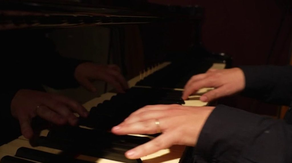 Paris 2024 : le thème musical des Jeux olympiques et paralympiques dévoilé
Le thème musical appelé "Parade" doit être joué ce mercredi 8 mai à l'arrivée de la flamme par l'orchestre de Marseille (Bouches-du-Rhône). Il a été composé par le musicien, producteur et arrangeur Victor Le Masne.