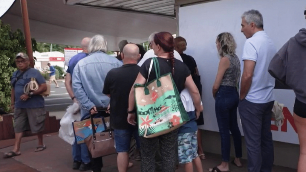 Crise en Nouvelle-Calédonie : la difficulté des habitants à trouver de quoi se nourrir
En Nouvelle-Calédonie, les habitants ont du mal à trouver de quoi manger. De nombreux commerces ont été vandalisés pendant les émeutes, et dans les rares établissements qui fonctionnent, les quantités sont limitées.