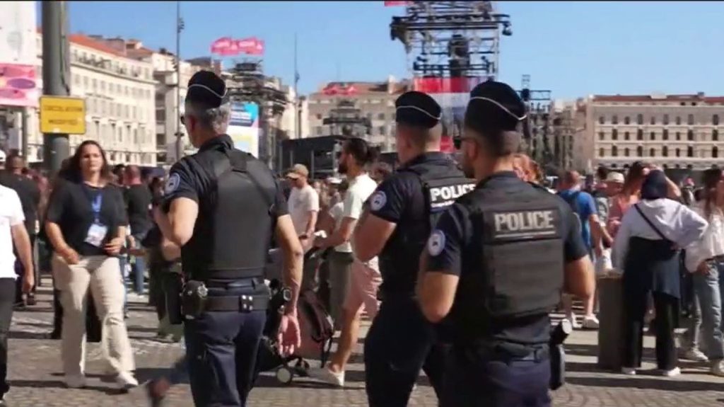 Arrivée de la flamme olympique à Marseille : un important dispositif de sécurité déployé dans la cité phocéenne
Pour fêter l'arrivée de la flamme olympique le mercredi 8 mai à Marseille, dans les Bouches-du-Rhône, plus de 6 000 membres des forces de l'ordre étaient mobilisés.