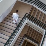 Festival de Cannes 2023 : "Etat limite", un documentaire sur la psychiatrie pour crier "au secours, l’hôpital va craquer"
Nicolas Peduzzi suit un psychiatre et ses patients atteints de troubles mentaux ou en grande fragilité médicale ou sociale. "Etat limite" est un réquisitoire féroce et tendre, en creux, sur la situation de la médecine psychiatrique. Coup de cœur.