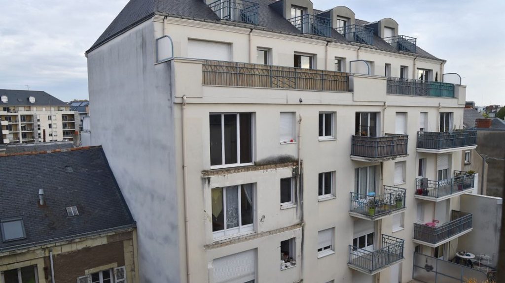 Balcon effondré en 2016 à Angers : l'architecte et le conducteur de travaux condamnés en appel à de la prison avec sursis
En 2016, l'effondrement d'un balcon avait provoqué la mort de quatre jeunes et blessé 14 autres.