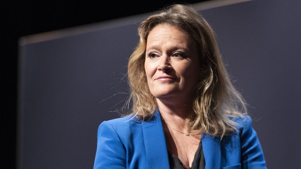Élections européennes : la ministre chargée des Entreprises veut dissuader les petits patrons de voter RN
Alors que Jordan Bardella caracole en tête des sondages pour les élections européennes du 9 juin, la ministre chargée des Entreprises du Tourisme et de la Consommation, Olivia Grégoire, passe à l'offensive pour tenter d'empêcher les petits patrons de glisser un bulletin RN dans les urnes.