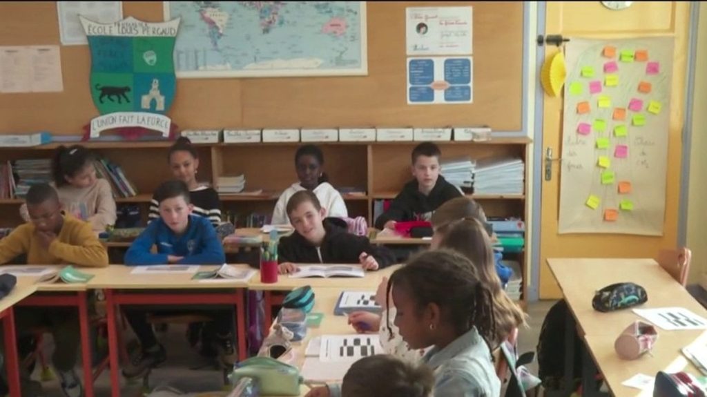 Éducation : des élèves du Doubs ont vécu dix jours sans écrans
À Pontarlier, dans le Doubs, des élèves ont dû vivre dix jours sans regarder un seul écran. L’expérience a été plutôt bien accueillie par les enfants.