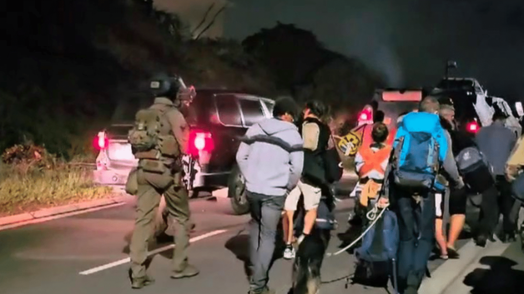 Émeutes en Nouvelle-Calédonie : une résidence ciblée à Kaméré, les habitants évacués en pleine nuit
Une nouvelle nuit de violence a eu lieu à Nouméa en Nouvelle-Calédonie, samedi 25 mai. Plusieurs dizaines de personnes ont dû fuir leurs maisons, pillées et incendiées dans le quartier de Kaméré.