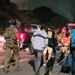 Émeutes en Nouvelle-Calédonie : une résidence ciblée à Kaméré, les habitants évacués en pleine nuit
Une nouvelle nuit de violence a eu lieu à Nouméa en Nouvelle-Calédonie, samedi 25 mai. Plusieurs dizaines de personnes ont dû fuir leurs maisons, pillées et incendiées dans le quartier de Kaméré.