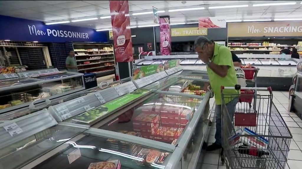 Émeutes en Nouvelle-Calédonie : vers une pénurie d’aliments et de médicaments ?
Jeudi 16 mai, les violences perdurent en Nouvelle-Calédonie. Dans les magasins, les rayons se vident. Les habitants craignent désormais des pénuries d’aliments et de médicaments.