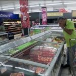 Émeutes en Nouvelle-Calédonie : vers une pénurie d’aliments et de médicaments ?
Jeudi 16 mai, les violences perdurent en Nouvelle-Calédonie. Dans les magasins, les rayons se vident. Les habitants craignent désormais des pénuries d’aliments et de médicaments.