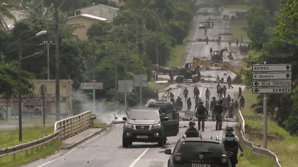 Émeutes en Nouvelle-Calédonie : l'état d'urgence décrété
Mercredi 15 mai, la situation est toujours explosive en Nouvelle-Calédonie. Quatre personnes sont mortes dont un gendarme de 22 ans. Emmanuel Macron a décrété l’état d’urgence.