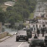 Émeutes en Nouvelle-Calédonie : l'état d'urgence décrété
Mercredi 15 mai, la situation est toujours explosive en Nouvelle-Calédonie. Quatre personnes sont mortes dont un gendarme de 22 ans. Emmanuel Macron a décrété l’état d’urgence.
