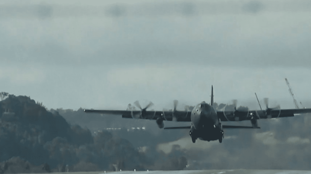 Émeutes en Nouvelle-Calédonie : les premières évacuations de touristes ont eu lieu
En Nouvelle-Calédonie, des avions ont pu embarquer des passagers australiens et néo-zélandais sous bonne escorte. L’aéroport international ne doit pas rouvrir avant le 25 mai.