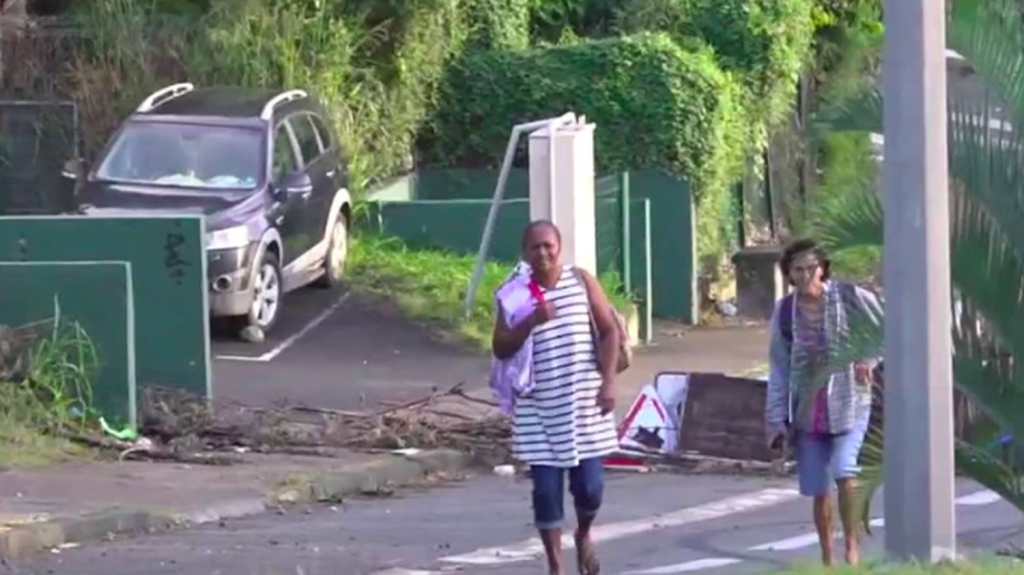 Émeutes en Nouvelle-Calédonie : un homme a été tué sur un barrage
En Nouvelle-Calédonie, les émeutes ont fait une nouvelle victime, samedi 18 mai. Un homme est mort dans un échange de coups de feu sur un barrage.