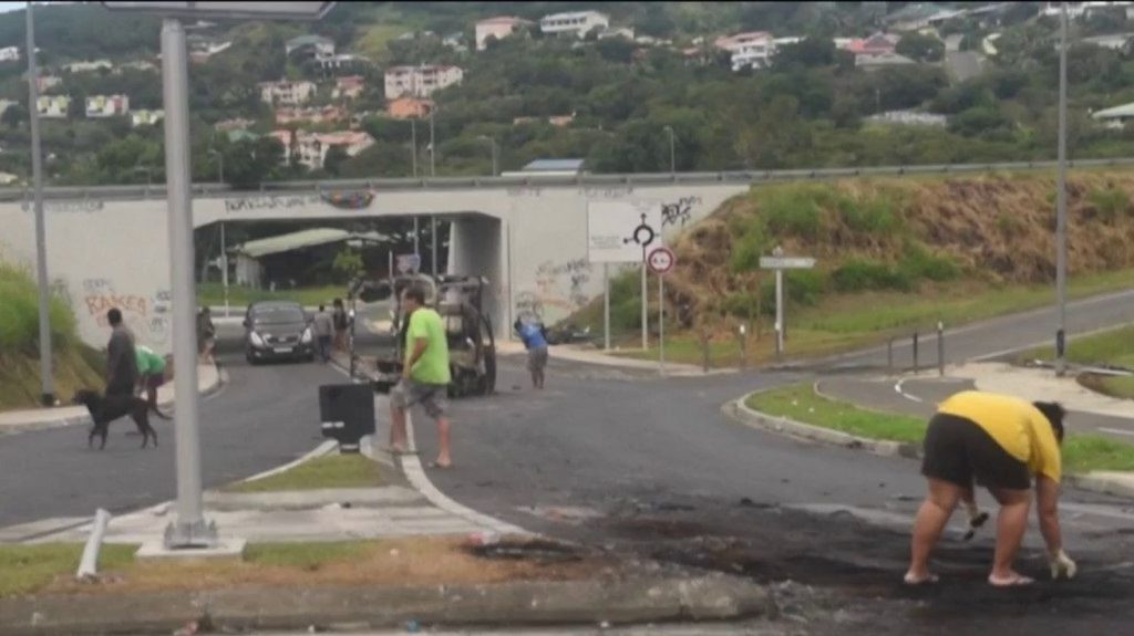 Émeutes en Nouvelle-Calédonie : les violences urbaines se poursuivent
La Nouvelle-Calédonie est toujours en proie aux émeutes, vendredi 17 mai. Les habitants craignent de manquer de nourriture. Officiellement, il n’y a pas de risque de pénurie alimentaire.