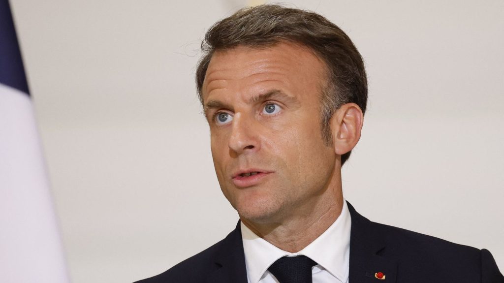 TotalEnergies coté à New York ? "La France accompagne ceux qui croient en la France, pas les autres", avertit Emmanuel Macron
Le président demande au PDG de la compagnie pétrolière de clarifier son agenda alors que ce dernier envisage une cotation principale de son action à New York. Emmanuel Macron déclare ne pas pouvoir "croire qu'il s'éloigne de la France".