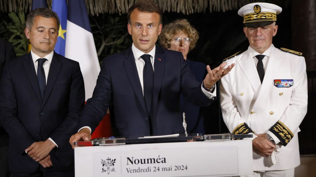 En visite en Nouvelle-Calédonie, Emmanuel Macron promet de ne pas faire passer "en force" la réforme du corps électoral
Avant de reprendre l'avion pour Paris, le chef de l'Etat a plaidé en faveur de la "reprise du dialogue en vue d'un accord global" entre les parties. Emmanuel Macron souhaite qu'un texte "puisse être soumis au vote des Calédoniens.