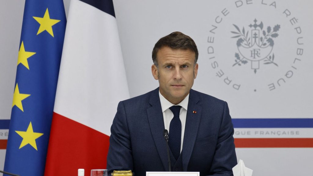 Nouvelle-Calédonie : Emmanuel Macron sous pression politique pour mettre la réforme constitutionnelle sur pause
Entre un conseil de défense lundi et le conseil des ministres mardi, le chef de l'Etat doit notamment décider s'il prolonge l'état d'urgence entré en vigueur dans l'archipel pour 12 jours.