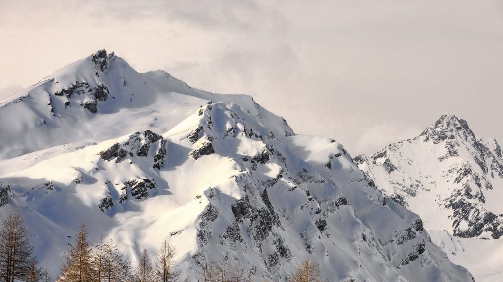 Climat : un enneigement excédentaire dans les Alpes depuis le début de l'année, déficitaire dans les Pyrénées
Un contraste qui s'explique par "la sécheresse qui perdure depuis depuis deux ans" dans les Pyrénées-Orientales, selon le chercheur Simon Gascoin.