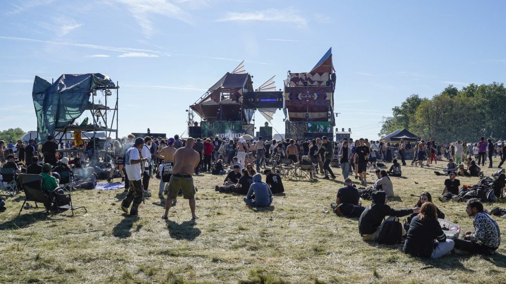Un homme meurt lors d'une rave-party dans le Maine-et-Loire, une enquête ouverte
Il a succombé à "un arrêt cardiorespiratoire", détaille la préfecture. Environ 10 000 personnes ont participé à ce rassemblement non autorisé à Parnay.
