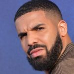 Canada : une enquête ouverte après une fusillade près de la maison du rappeur Drake à Toronto
Cette fusillade intervient alors que le conflit entre l'artiste torontois Drake et le rappeur américain Kendrick Lamar s'est intensifié. Cependant aucun lien n'a été établi entre l'incident et cette rivalité.