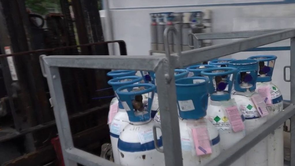 "On a amené nos matelas gonflables" : en Nouvelle-Calédonie, une entreprise stratégique s'efforce de tourner malgré les émeutes
Six employés d'un site de production de bouteille d'oxygène, qui emploie habituellement 35 personnes, sont contraints à la débrouille pour maintenir l'activité.