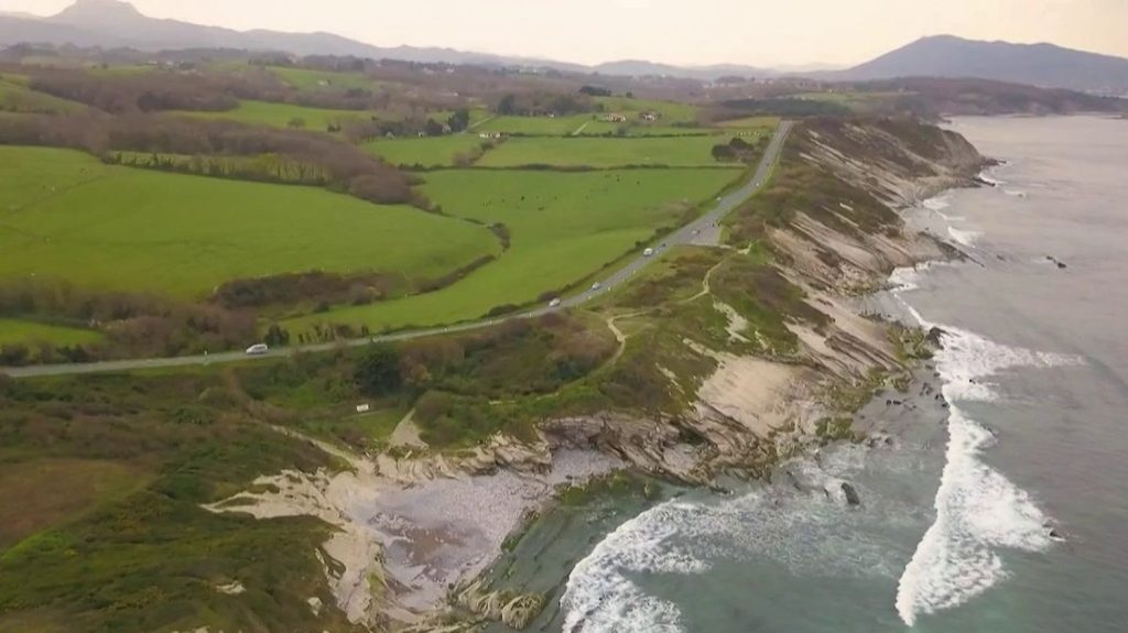 Pyrénées-Atlantiques : au Pays-Basque, une route côtière menacée par l’érosion est interdite au public
Au Pays-Basque, en France, la célèbre corniche qui relie Saint-Jean-de-Luz à Hendaye est fermée pour trois semaines à cause de l'érosion de la route.