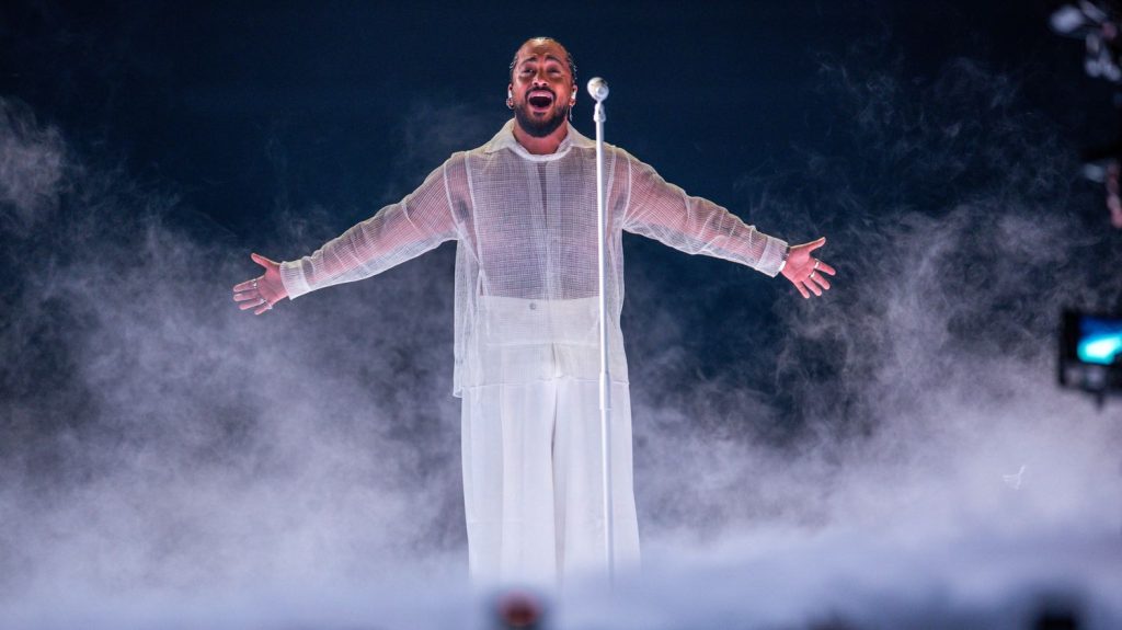 Eurovision 2024 : pour les demi-finales, "Slimane nous a offert un arc-en-ciel d'émotions", selon la cheffe de la délégation française
Seize pays ont participé jeudi, à la seconde demi-finale du concours de la 68e édition de l’Eurovision à Malmö (Suède). Slimane, qualifié d’office pour la France, a interprété "Mon amour", seul et a cappella. "Allons chercher le trophée", lance Alexandra Redde-Amiel, cheffe de la délégation française.