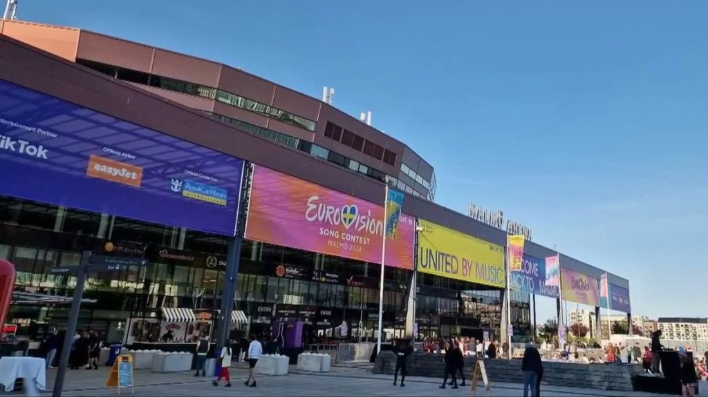 Eurovision 2024 : une édition particulièrement politisée
À Malmö, en Suède, l’édition 2024 de l’Eurovision s’annonce particulièrement politisée. L’événement, qui aura lieu dans la soirée du samedi 11 mai, est marqué par le conflit au Proche-Orient, et la candidature d’Israël fait polémique.