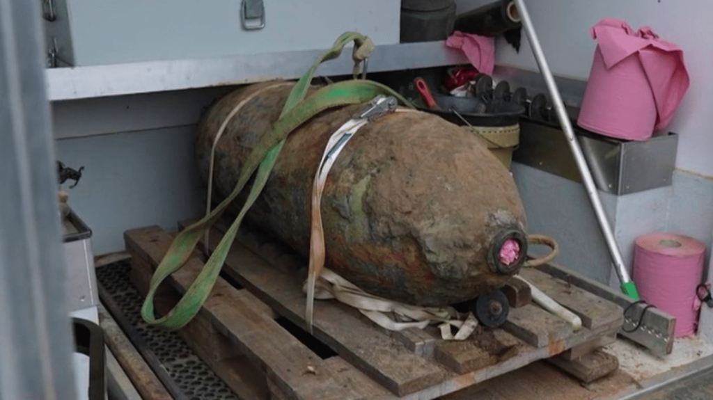 Pas-de-Calais : évacuation d’une bombe de 500 kg à Calais
À Calais, une opération de déminage de grande ampleur a été menée avec succès. Une bombe de l’armée de l’air anglaise, datant de la Seconde Guerre mondiale, a été sécurisée.