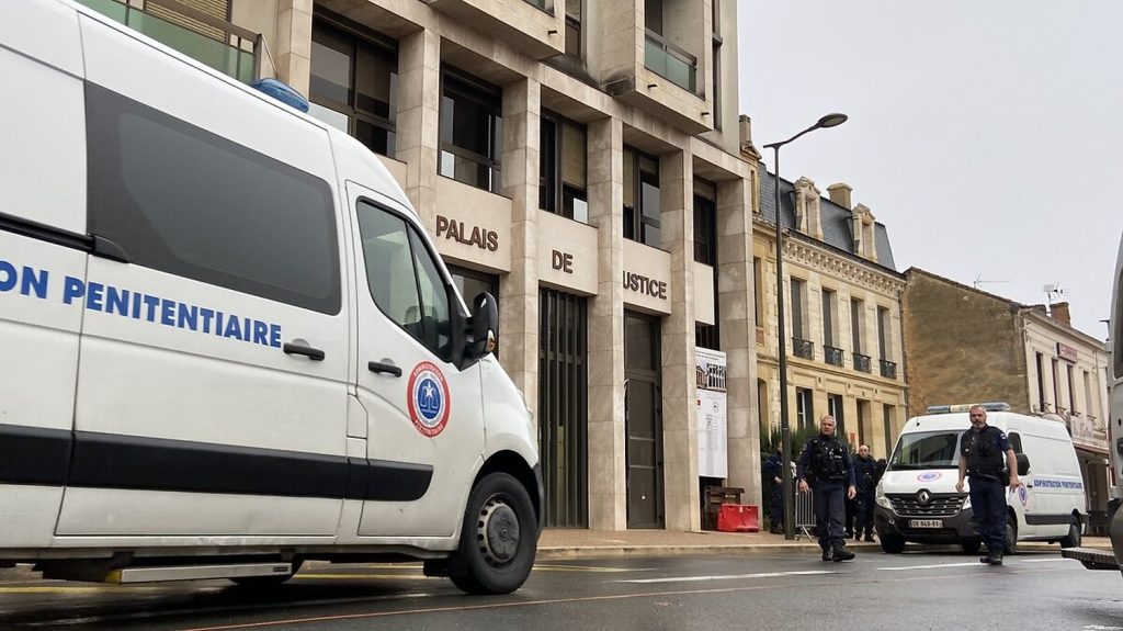 Attaque d'un fourgon dans l'Eure : FO Justice demande à pourvoir "imposer la visioconférence" pour "limiter au maximum" les transferts de détenus
Le syndicat FO Justice demande le développement de la visioconférence et des procédures à distance dans certains dossiers, permettant de limiter le transfert de détenus.