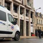 Attaque d'un fourgon dans l'Eure : FO Justice demande à pourvoir "imposer la visioconférence" pour "limiter au maximum" les transferts de détenus
Le syndicat FO Justice demande le développement de la visioconférence et des procédures à distance dans certains dossiers, permettant de limiter le transfert de détenus.