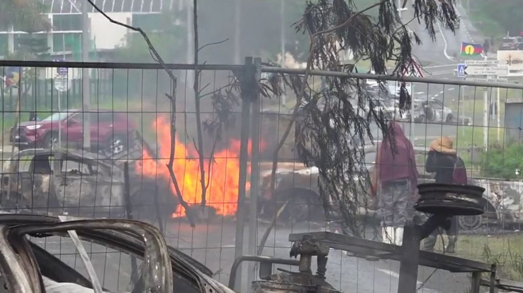 Émeutes en Nouvelle-Calédonie : des familles envisagent de quitter définitivement l’archipel
Depuis 15 jours, la Nouvelle-Calédonie est le théâtre d'émeutes et d'affrontements. Malgré 2 700 gendarmes et policiers déployés sur place, la situation demeure instable.