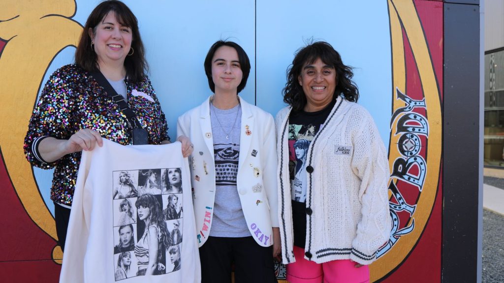 Reportage
"Je suis en accord avec ses valeurs" : les fans de Taylor Swift feront-ils basculer la présidentielle américaine ?
La star américaine de la chanson est de passage à Paris de jeudi à dimanche pour son "The Eras Tour". Aux Etats-Unis, son succès est tel que son influence potentielle auprès de son public est scrutée de près par les partis démocrate et républicain, en pleine campagne électorale.
