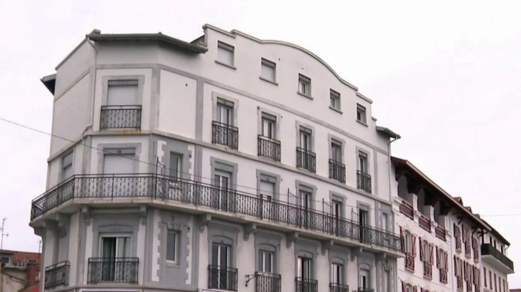 Féminicide à Saint-Jean-de-Luz : l'assassinat aurait-il pu être empêché ?
Une jeune femme de 34 ans a été retrouvée morte dans une chambre d'hôtel à Saint-Jean-de-Luz (Pyrénées-Atlantiques), vendredi 3 mai. Son assassin présumé, son compagnon, est connu de la justice, avec 19 mentions sur son casier.