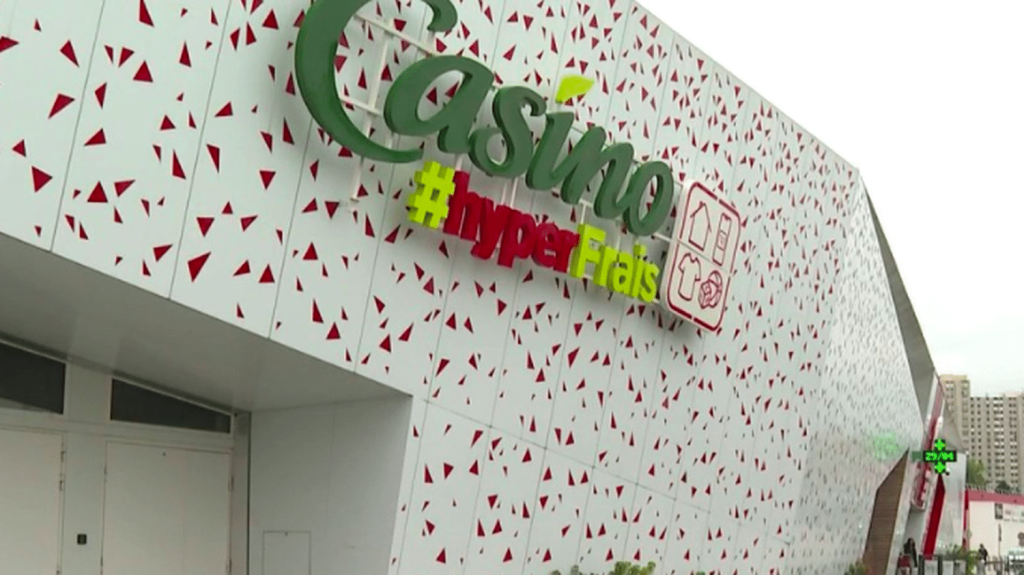 Loire : fermeture du magasin Casino à Saint-Étienne, ville berceau de l’enseigne
L’enseigne Casino, fondée à Saint-Étienne par Geoffroy Guichard, a marqué des générations de Français. L’un des plus anciens magasins, ouvert il y a plus de 50 ans, a fermé ses portes, suscitant une vague d’émotion chez les salariés comme les habitués.