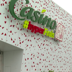 Loire : fermeture du magasin Casino à Saint-Étienne, ville berceau de l’enseigne
L’enseigne Casino, fondée à Saint-Étienne par Geoffroy Guichard, a marqué des générations de Français. L’un des plus anciens magasins, ouvert il y a plus de 50 ans, a fermé ses portes, suscitant une vague d’émotion chez les salariés comme les habitués.