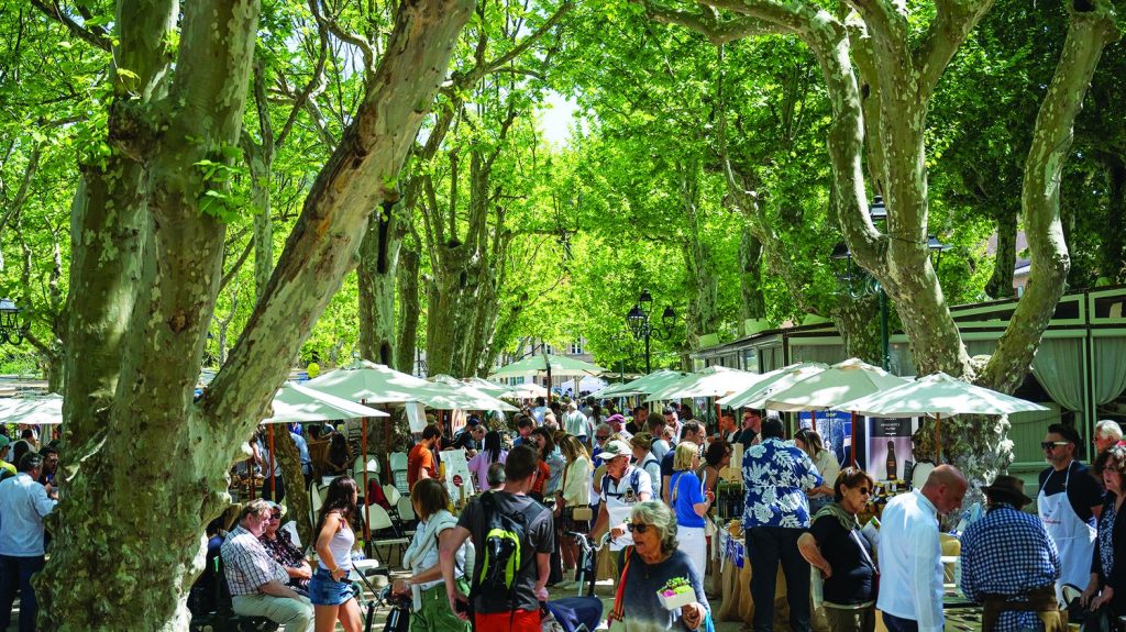 Quand les chefs et les producteurs ouvrent ensemble la saison estivale
À l’orée de la belle saison, plusieurs festivals mettent les producteurs en avant autour des chefs qu’ils fournissent tout au long de l’année. Illustration ici dans le Sud.