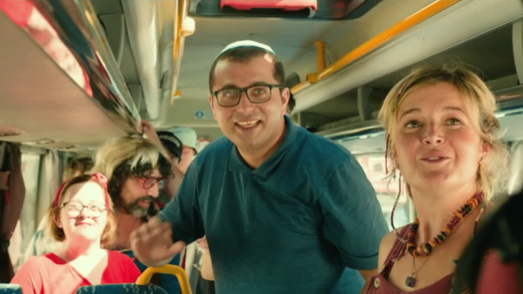 Cinéma : avec "Un p’tit truc en plus", Artus signe un premier film tendre sur le handicap
Le film "Un p’tit truc en plus", signé de l’humoriste Artus, connaît un succès incroyable. En trois jours, il a fait près de 500 000 entrées. Cette comédie met en scène 11 personnages en situation de handicap qui ne sont pas joués par des acteurs professionnels.