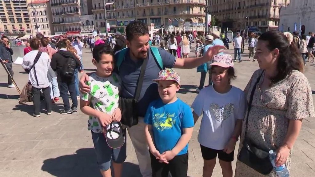 Arrivée de la flamme olympique à Marseille : des visiteurs venus de loin pour les festivités
Pour célébrer l'entrée sur le territoire de la flamme olympique, de nombreux visiteurs venus de partout en France se sont déplacés à Marseille, dans les Bouches-du-Rhône, pour accueillir le Belem.
