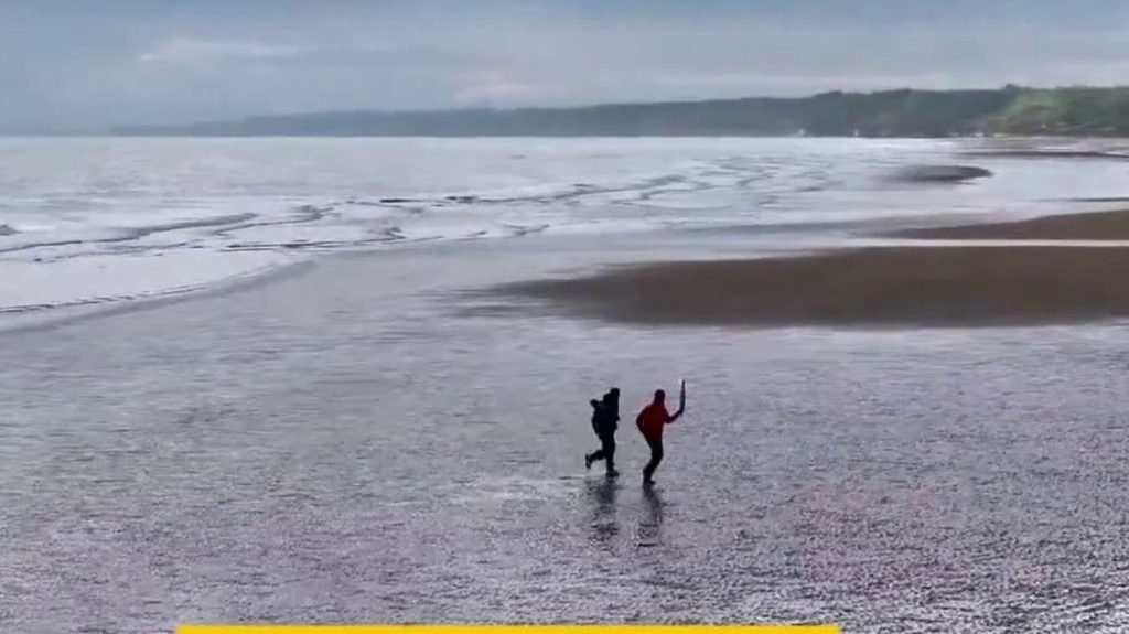 Paris 2024 : à quelques jours du D-Day, la flamme olympique débarque sur les plages de Normandie
À quelques jours des commémorations du Débarquement du 6 juin 1944, la flamme olympique est arrivée sur les plages de Normandie, à l'endroit même où les Alliés avaient débarqué à Omaha Beach.