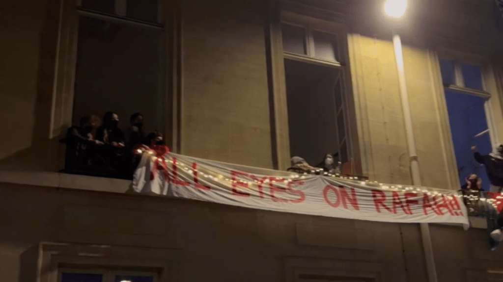 Manifestations propalestiniennes : Sciences Po Paris a été évacuée par les forces de l’ordre
La tension continue à Sciences Po Paris, où les forces de l’ordre sont intervenues, dans la matinée du vendredi 3 mai, pour déloger les étudiants qui occupaient le campus.