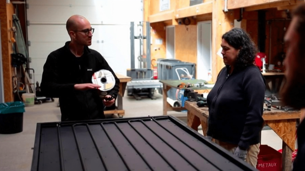 Environnement : dans le Morbihan, des stages pour apprendre à construire ses propres panneaux solaires
Et si vous installiez vous-mêmes vos panneaux solaires pour payer moins cher ? De plus en plus de familles qui souhaitent s'équiper décident de se lancer seules. Reportage à Larmor-Plage, dans le Morbihan, où les particuliers sont formés par des professionnels.